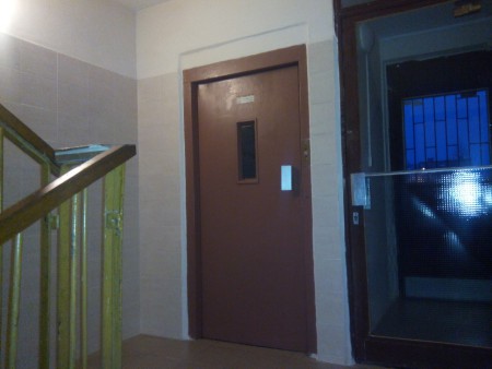 Náter výťahových dverí v bytovom dome na Varšavskej 18